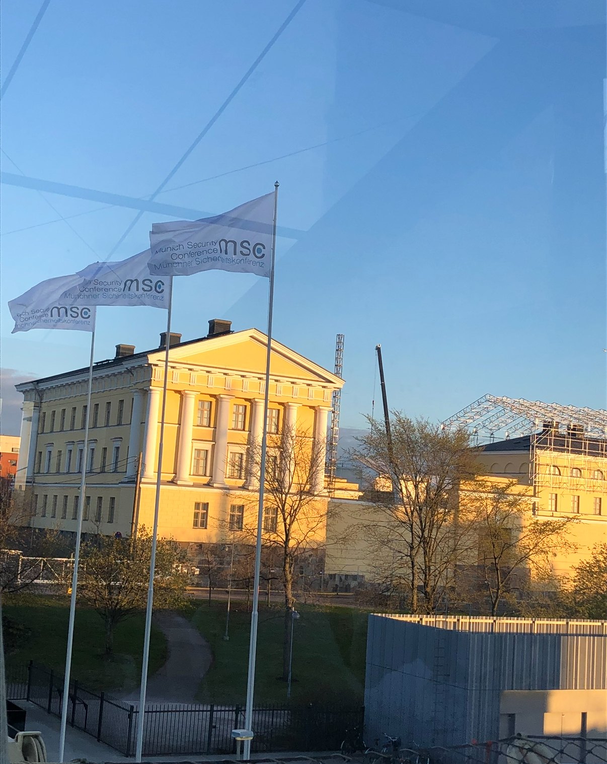 Flaggen der Münchner Sicherheitskonferenz in Helsinki