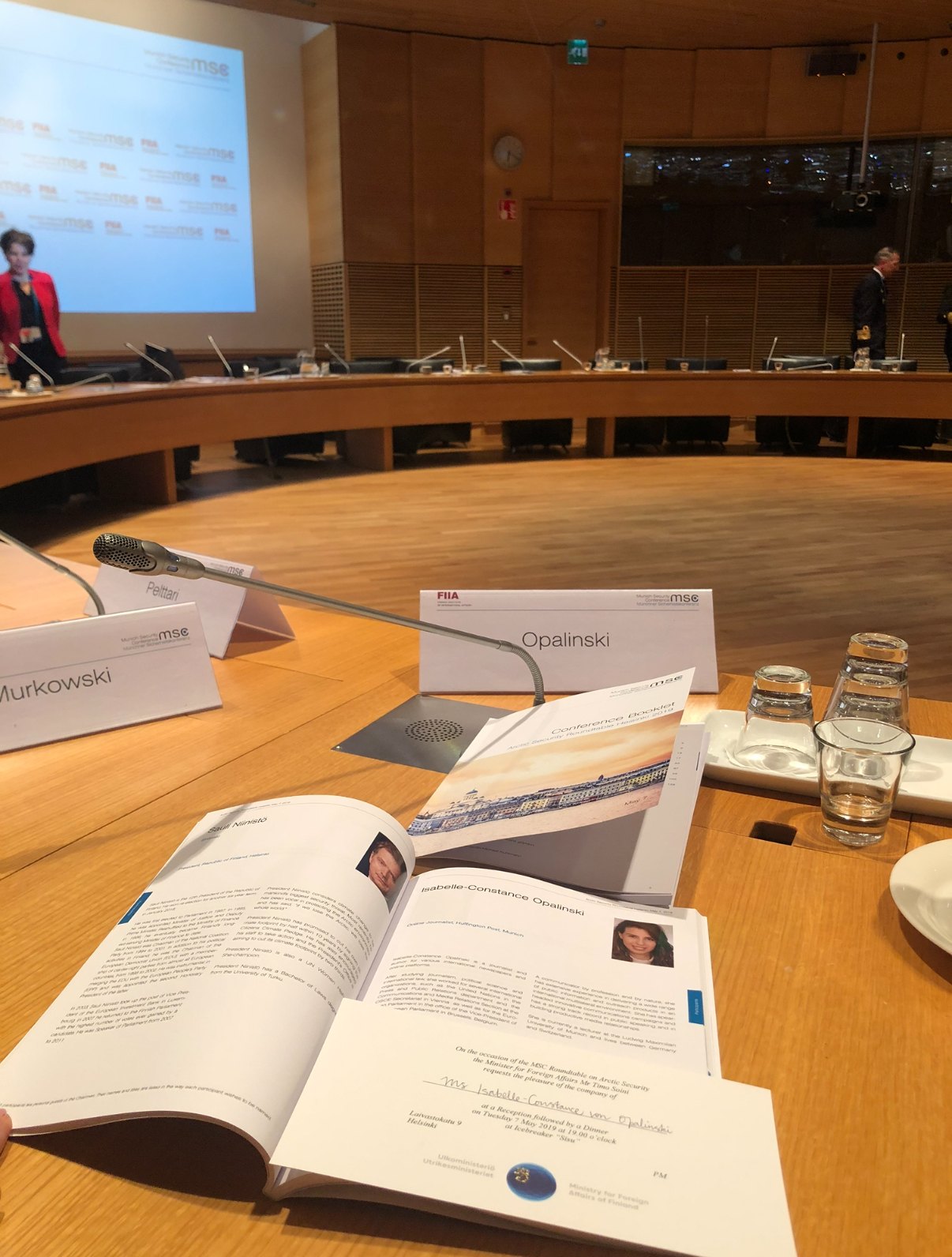 Namensschild Opalinski und Teilnehmerbroschüre am Konferenztisch