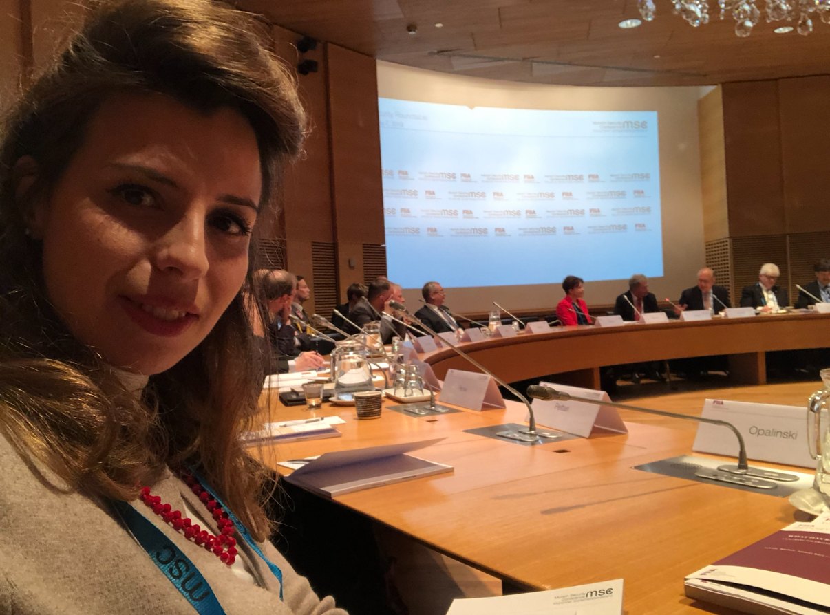 Isabelle-Constance Opalinski mit weiteren Teilnehmenden bei der Arctic Security Roundtable in Helsinki