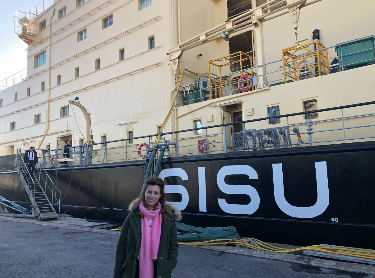 Isabelle-Constance Opalinski mit dem Eisbrecher Sisu im Hafen von Helsinki