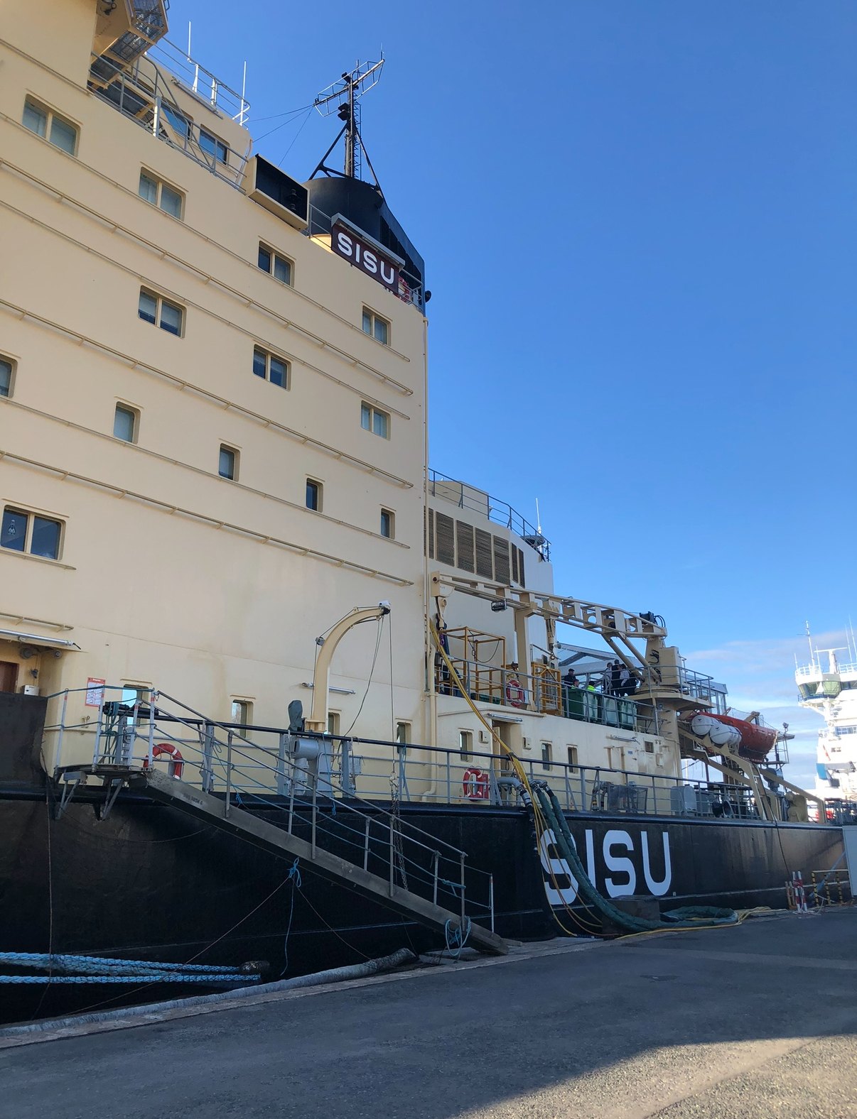 Eisbrecher Sisu am Kai in Helsinki