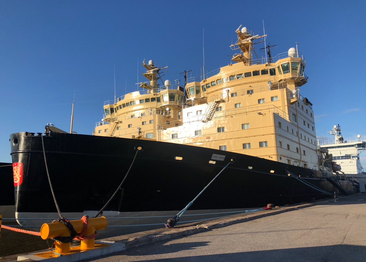 Finnischer Eisbrecher Sisu im Hafen von Helsinki